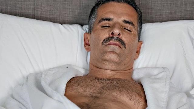 Str8 DILF bareback fucks twink in bedroom till cumshot