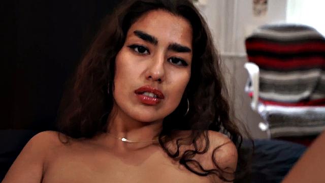 POV amateur chick shows skills in amateur video