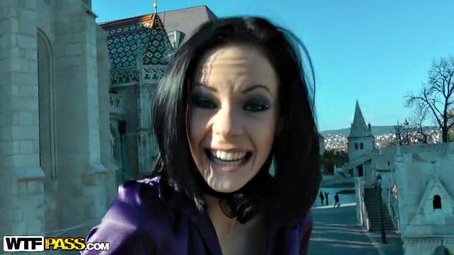 Соблазнительная взрослая устроила настоящий секс на публике, не скрывая страсти.