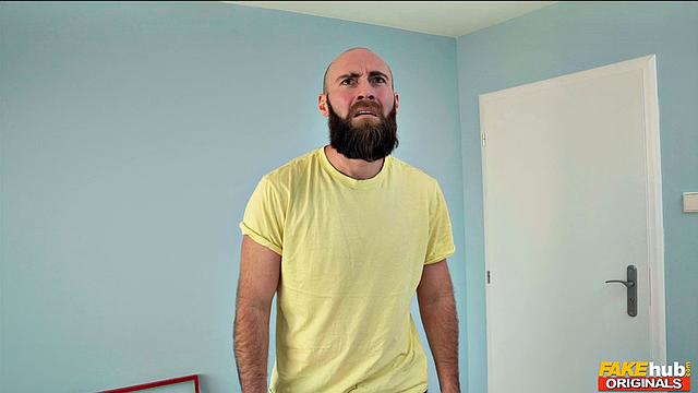 блондинка-художница рисует члены и ловит кремовую размазню на лице