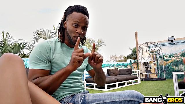 Джей трахает свою взрослую сводную сестру в саду с маслом на сиськах и лице сперма от него.