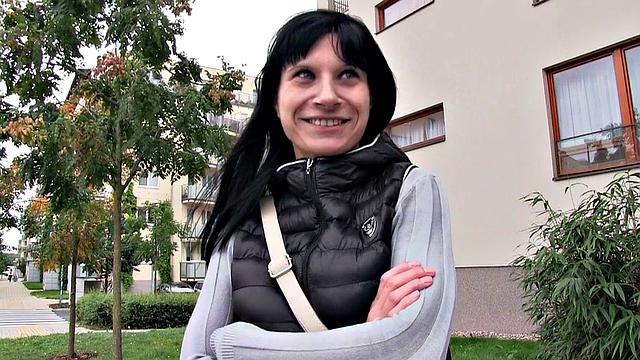 Brunette Loves to Suck Cock