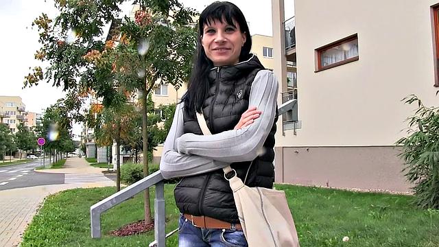 Brunette Loves to Suck Cock