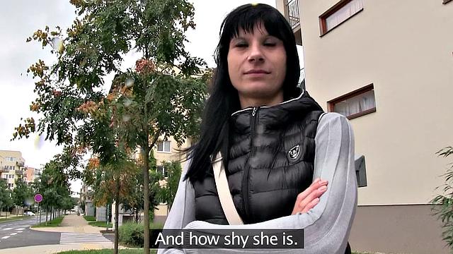 Brunette Loves to Suck Cock