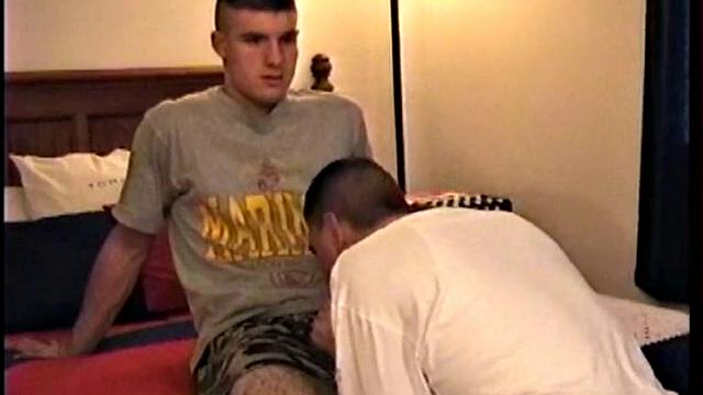 накачанный cj дрочит на камеру свой стояк