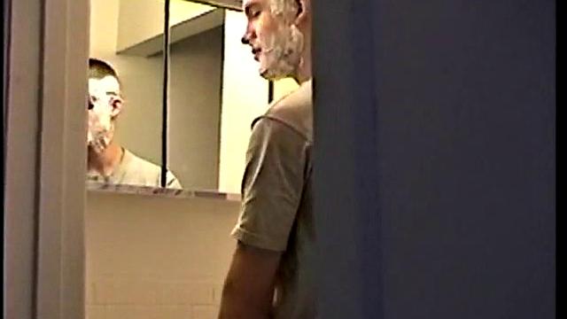 накачанный cj дрочит на камеру свой стояк