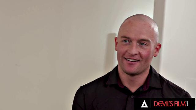 Кенна Джеймс наблюдает, как её муж трахает любовницу Лив Ревампед при ней.