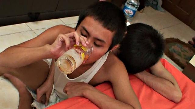 Asian twink breeds bottom for cumshots after piss