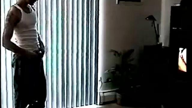 Тони строит из себя натурала, но заканчивает с полной ладонью