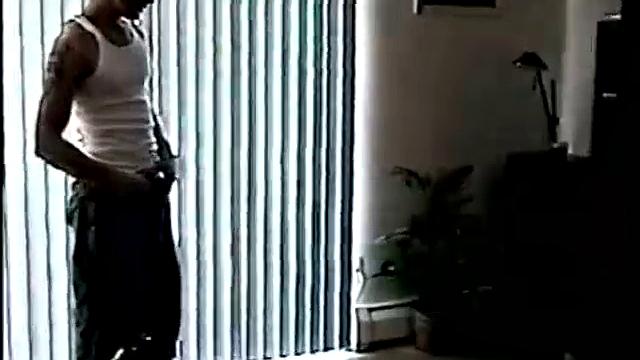 Тони строит из себя натурала, но заканчивает с полной ладонью