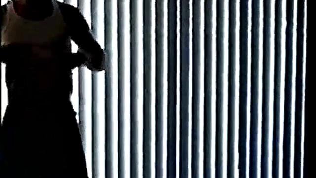 Тони строит из себя натурала, но заканчивает с полной ладонью