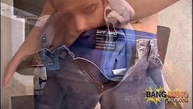 Остин шутит с игрушкой-рука как главный гость