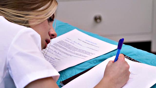 Дакота срывается в школе, а сводный брат не упускает шанс