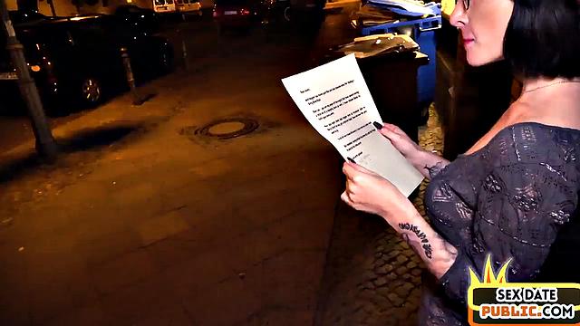 Татуированная любительница трахается в отеле на свидании