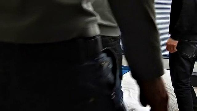 Люк Десмонд и Лерой Дейл соблазняют Сета Робертса на дикий тройничок