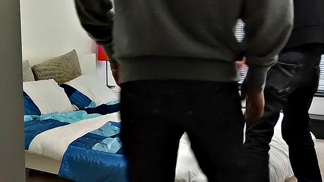 Люк Десмонд и Лерой Дейл соблазняют Сета Робертса на дикий тройничок