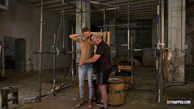 Стройный и с большим новый твинк входит. Часть 1 - Джей МакДалли и Себастьян Кейн