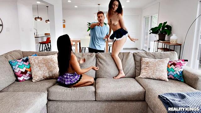 Косплеерши завели стрим, а устроили групповуху на камеру