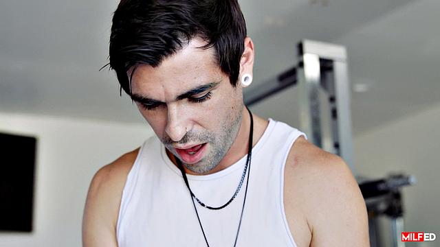 Aila Donovan не сдерживает страсть и трахает Lucky Fate в спортзале, пока тренер не видит.