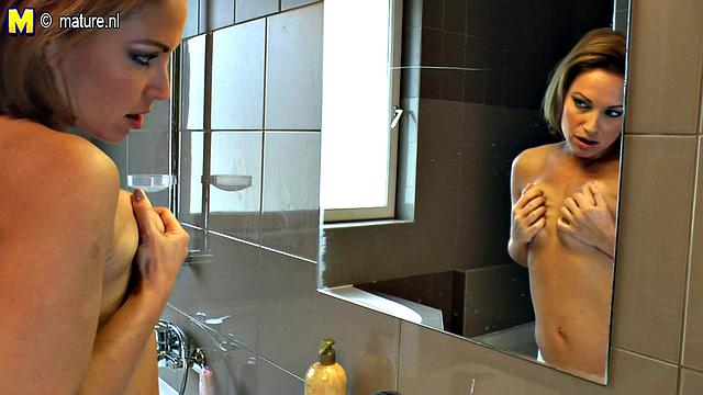 зрелая милфа мастурбирует и сквиртит в ванне