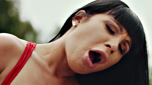 Outdoor Creampie for Valentina Ricci