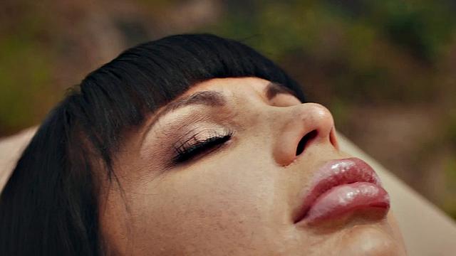 валентина риччи получает безумное семяизвержение под открытым небом