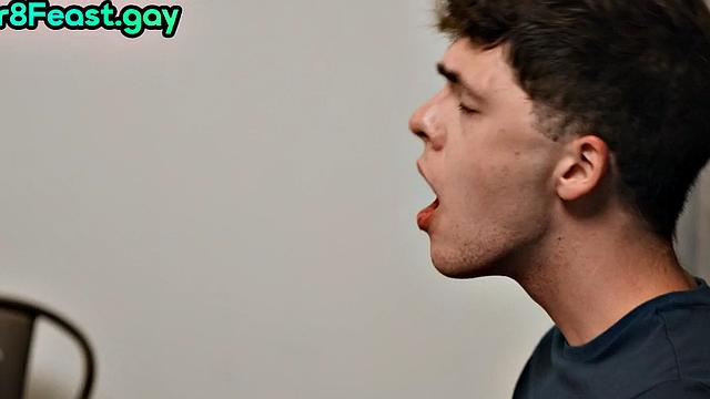 жаркий качок без гондона между твинком и зрелым папиком