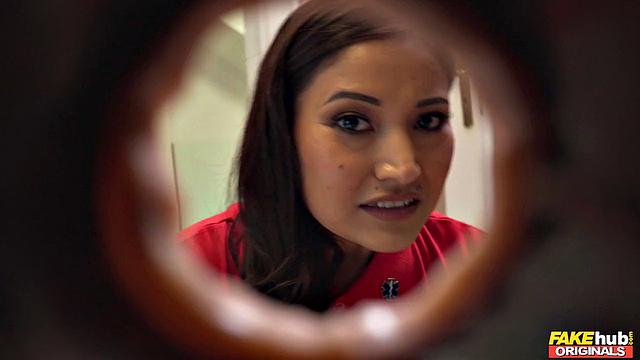 Парамедик помогает взрослому парню справиться с долгой эрекцией от дрочки и трахает его до конча на лицо и грудь.