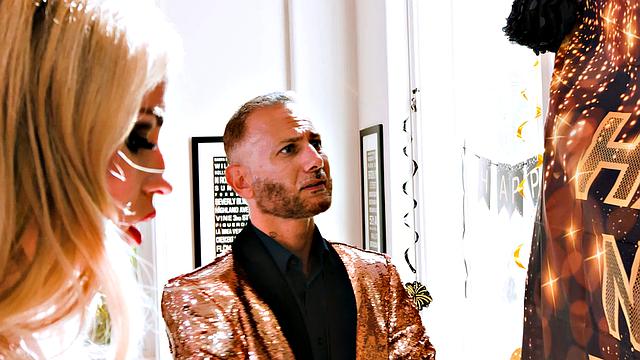 две милфы трахают бывшего на новогодней вечеринке