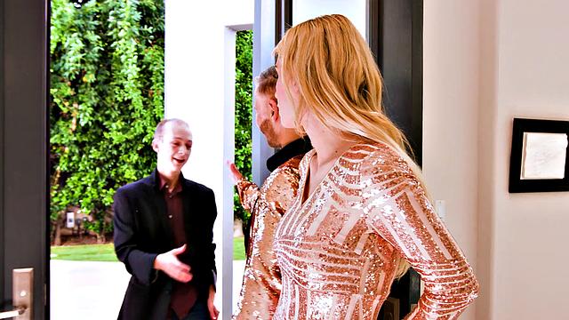 две милфы трахают бывшего на новогодней вечеринке