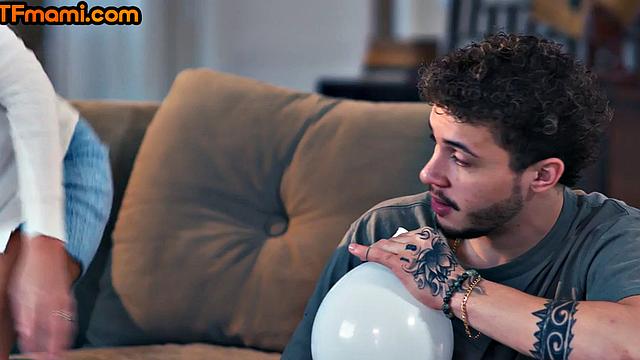 милф-мачеха сосёт и получает жёстко в тройничке