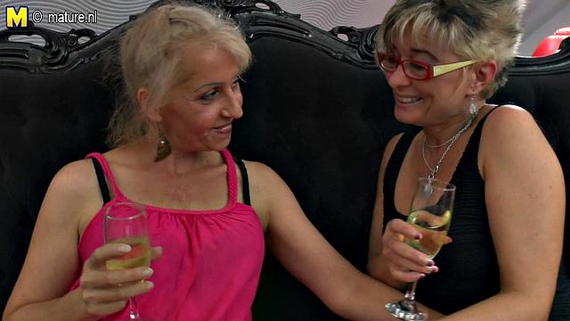 три зрелые дамы вспомнили молодость и забыли про штопор