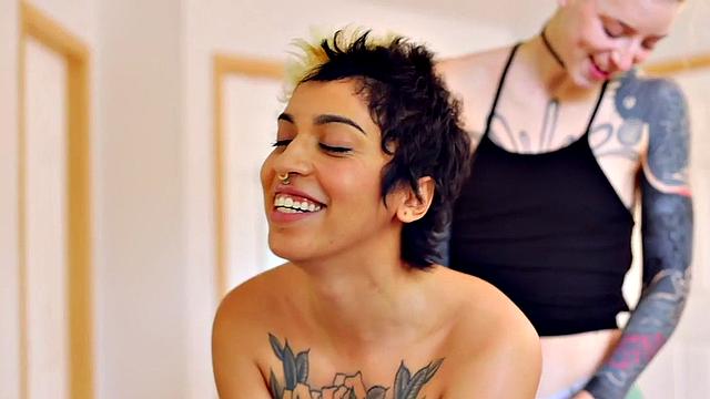 Strapon les fucks GFs pussy at home after dildo BJ