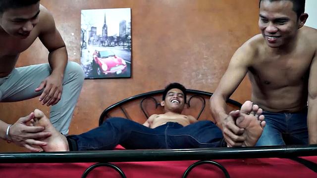 It's another male tickling hand job video from Laughing Asians! Trickx is his name, and I had no idea he would be such a ticklish Asian guy! Alex and Rico are the tickle team, and what a fun tickle session we had with him.
