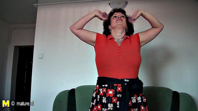 Зрелая пышка сносит крышу от страсти прямо на кровати