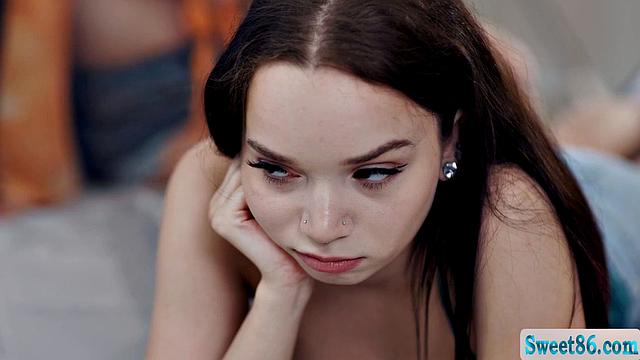 Сочная рыжая из женского общества получает фингеринг от соседки по комнате