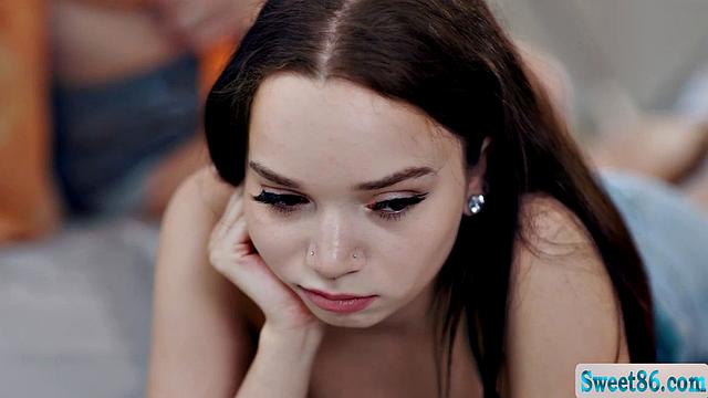 Сочная рыжая из женского общества получает фингеринг от соседки по комнате