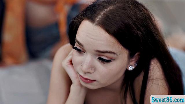 Сочная рыжая из женского общества получает фингеринг от соседки по комнате