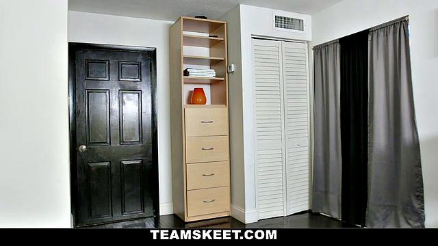 стройная брюнетка заводится на камеру и жадно скачет на члене парня