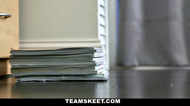 стройная брюнетка заводится на камеру и жадно скачет на члене парня