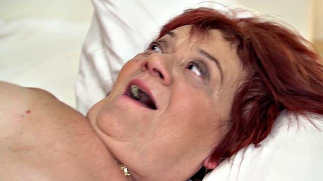 Рыжая бабуля покажет, как жарить по-взрослому без фильтров