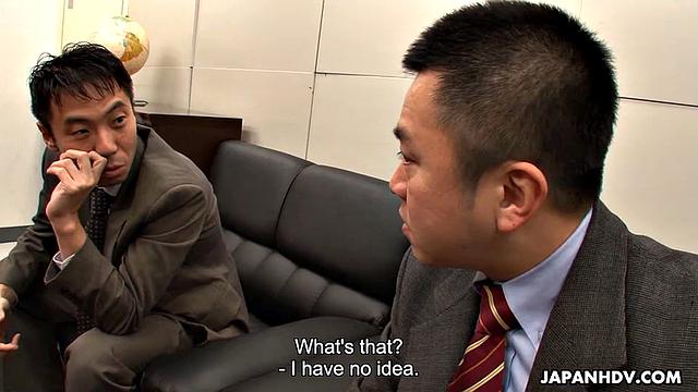 Худая азиатка справляется с двумя членами и глубоко глотает