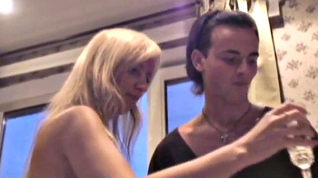 блондинка кэлли разносит свою киску в общаге