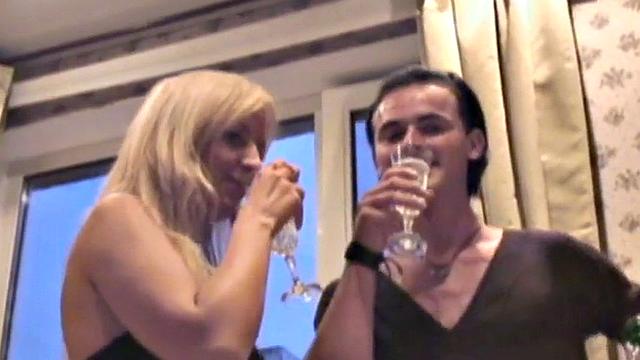 Cute amateur blonde Kelly gets pussy fucked