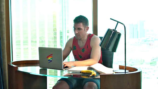 Озорной новый сводный брат приходит