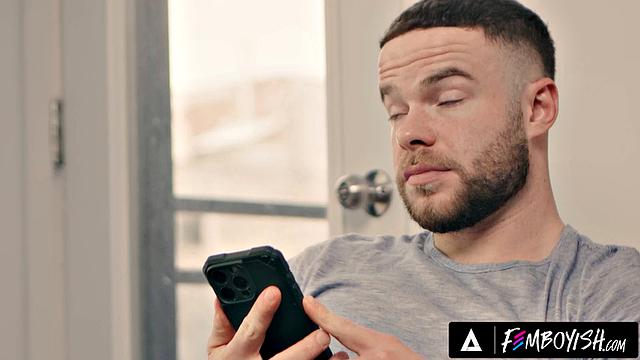 Фембой Mikey Vega соблазняет соседа Marcus McNeil в кружевном белье и трахается по-взрослому с ним на глазах у парня.