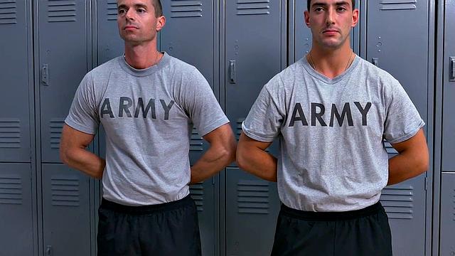 сержант трахает бойца голым в раздевалке