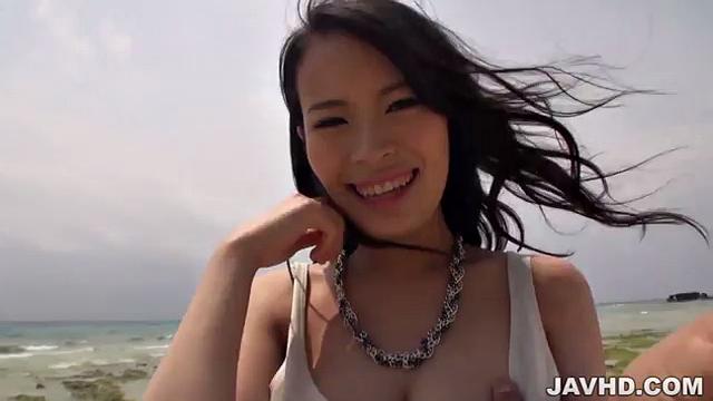 Кёко Маки трахается на пляже под открытым небом