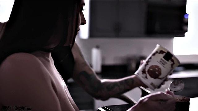 Томми Пистол кончает в рот Анджеле Уайт, пока жена шутит про скидки - кулинарное шоу для взрослых!