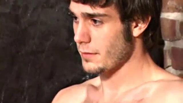 мужик дрочит в гараже и кончает